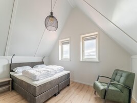 3 habitaciones, muebles diferentes y ropa de cama 