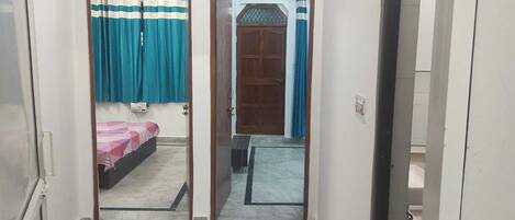 1 habitación, escritorio, wifi gratis y ropa de cama