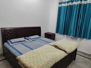 1 chambre, bureau, fer et planche à repasser, accès au Wi-Fi (inclus)