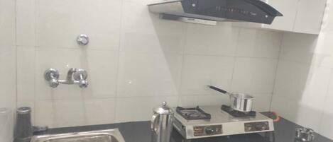 Kjøleskap, kokeplater og kjøkkenutstyr