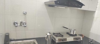 1BHK Homely Apartment – 5 min to Metro , Kitchen & Free Wi-Fi