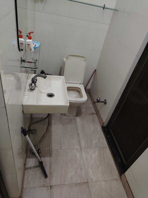 Douche, serviettes fournies, savon