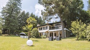 Exterior - Villa Nausica: An elegant and welcoming three-story villa surrounded by a large private park in the hills of Brianza, with Free WI-FI. (Sirtori)