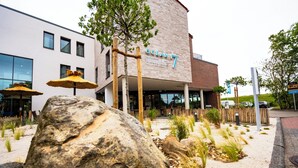 Un bâtiment moderne sur lequel on peut lire l’inscription : « Ocean 7, restaurant-bar ».