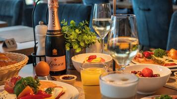 Free daily buffet breakfast