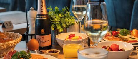 Free daily buffet breakfast