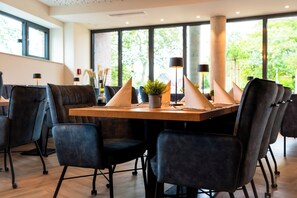 Breakfast, lunch and dinner served - Hotel MeerZeiten (Esens)