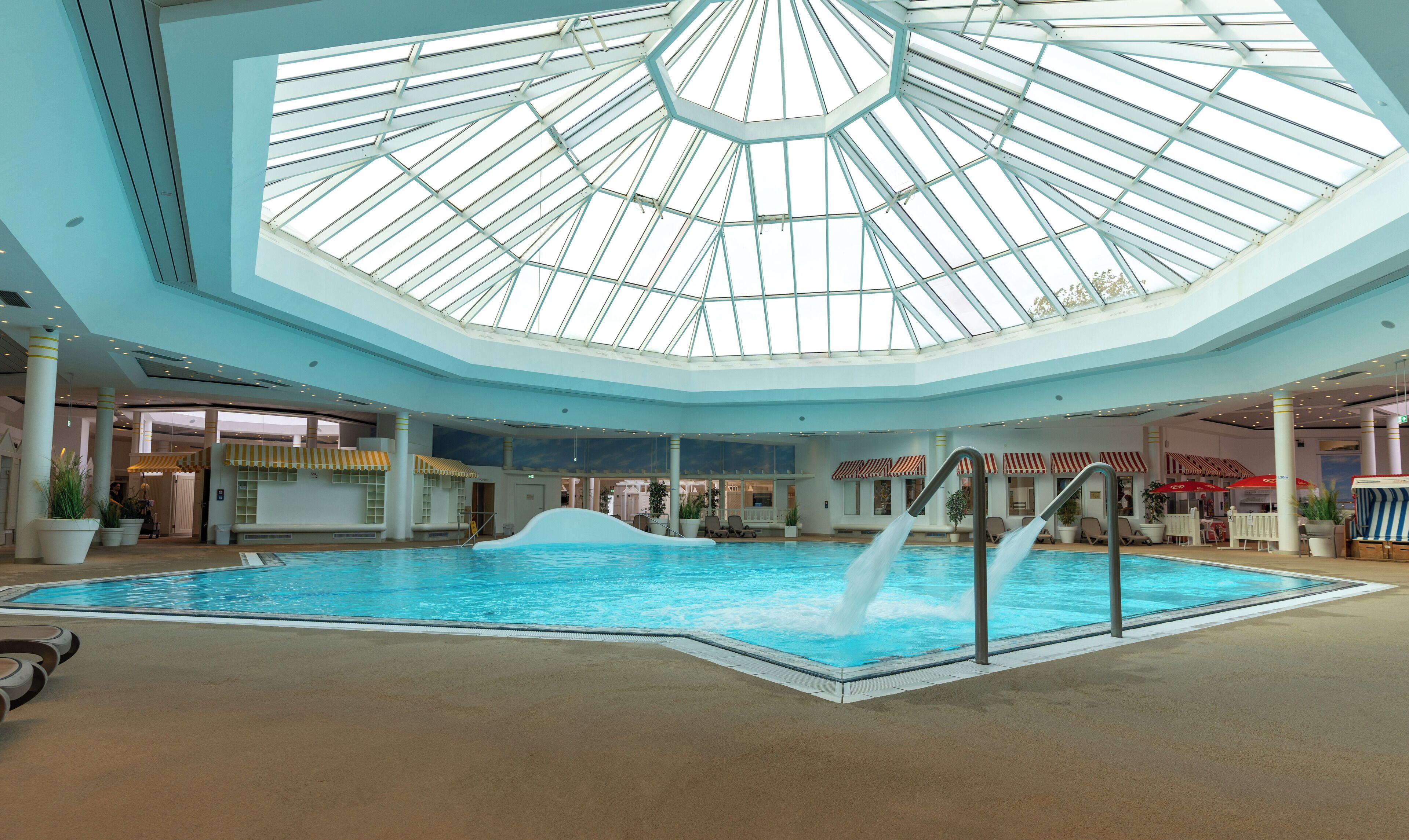 2 kolam renang indoor