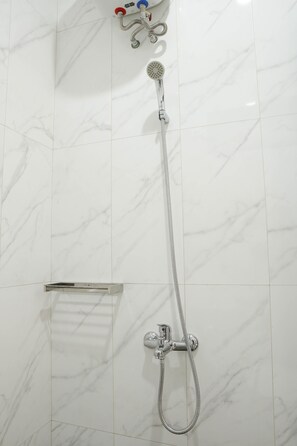 Deluxe Room, 1 Queen Bed, Non Smoking, Terrace | Bathroom | Shower, towels - Djuragan Kamar Griya Permata - Hostel (Ngaglik)