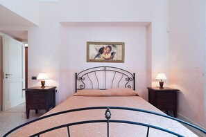 4 Schlafzimmer, Schreibtisch, Bügeleisen/Bügelbrett, kostenloses WLAN