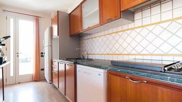 Frigorifero, piano cottura, lavastoviglie, macchina per tè/caffè