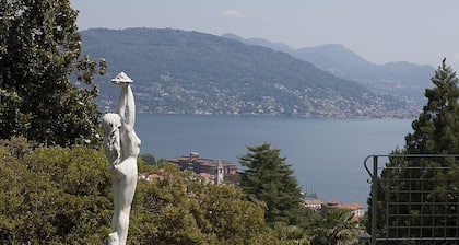 Villa Liside: A charming three-story villa situated on a promontory facing the lake, with Free WI-FI.