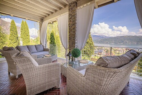 Villa Liside: A charming three-story villa situated on a promontory facing the lake, with Free WI-FI.