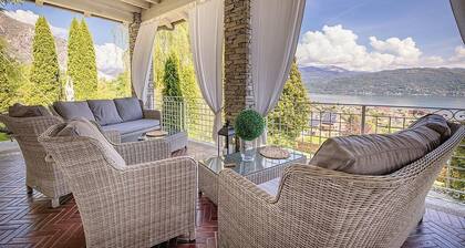 Villa Liside: A charming three-story villa situated on a promontory facing the lake, with Free WI-FI.