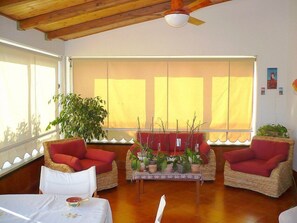 Interior - Villa Igina: A welcoming apartment that covers the entire ground floor of a villa in a quiet position, located on a hillside above the sea, with Free WI-FI. (Palermo)