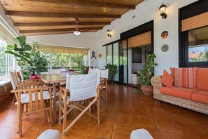 Outdoor dining - Villa Igina: A welcoming apartment that covers the entire ground floor of a villa in a quiet position, located on a hillside above the sea, with Free WI-FI. (Palermo)