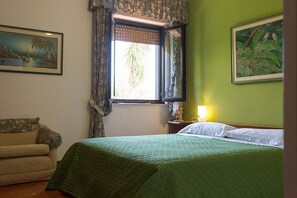 2 bedrooms, iron/ironing board, free WiFi, bed sheets - Villa Igina: A welcoming apartment that covers the entire ground floor of a villa in a quiet position, located on a hillside above the sea, with Free WI-FI. (Palermo)