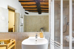 Douche, serviettes fournies