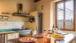 Herdplatte, Geschirrspüler, Wasserkocher mit Kaffee-/Teezubehör