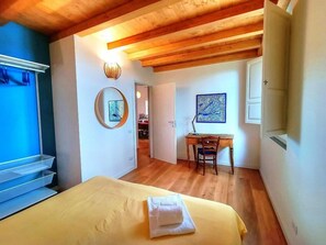 10 habitaciones, escritorio y tabla de planchar con plancha 