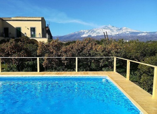 Villa Dianto: A welcoming two-story apartment that is part of an ancient country house surrounded by a citrus garden, with Free WI-FI.