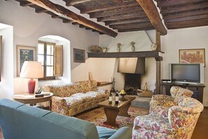 Interior - Villa Al Borgo: A welcoming two-story villa located in a characteristic village, with Free WI-FI. (Radda in Chianti)