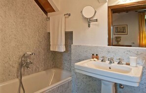 Shower, towels - Villa Al Bosco: An elegant and welcoming three-story villa situated in a secluded location surrounded by meadows and by green hills, with Free WI-FI. (Radda in Chianti)