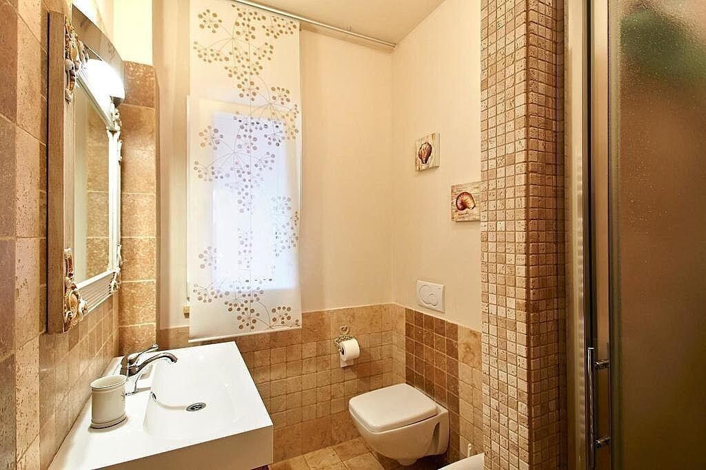 Ein Badezimmer mit Waschbecken, Toilette und Dusche.