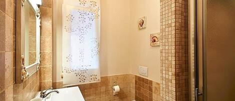 Ein Badezimmer mit Waschbecken, Toilette und Dusche.