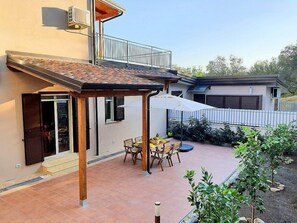 Outdoor dining - Casa Nilla: A cheerful two-story townhouse situated in a quiet location, a few minutes from the town center, with Free WI-FI. (Agropoli)