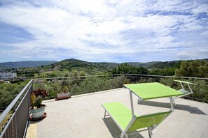 Terrace/patio - Casa Nilla: A cheerful two-story townhouse situated in a quiet location, a few minutes from the town center, with Free WI-FI. (Agropoli)