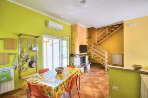 Dining - Casa Nilla: A cheerful two-story townhouse situated in a quiet location, a few minutes from the town center, with Free WI-FI. (Agropoli)
