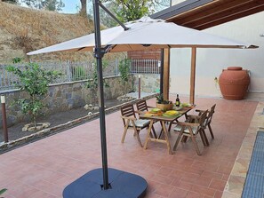 Outdoor dining - Casa Nilla: A cheerful two-story townhouse situated in a quiet location, a few minutes from the town center, with Free WI-FI. (Agropoli)