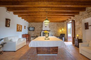 TV, fireplace - Villa Tormalina: An elegant and welcoming villa in a quiet position, surrounded by the Sicilian countryside, with Free WI-FI. (Modica)