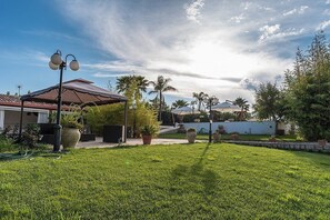 Property grounds - Villa Tormalina: An elegant and welcoming villa in a quiet position, surrounded by the Sicilian countryside, with Free WI-FI. (Modica)