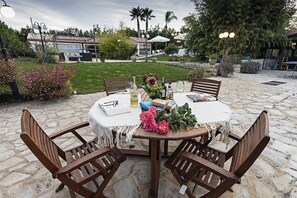 Outdoor dining - Villa Tormalina: An elegant and welcoming villa in a quiet position, surrounded by the Sicilian countryside, with Free WI-FI. (Modica)