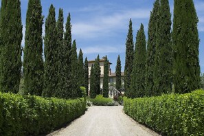 Property grounds - Villa Gingillo: A splendid three-story villa surrounded by the greenery, with Free WI-FI. (Barberino Tavarnelle)