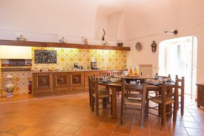 Herdplatte, Geschirrspüler, Wasserkocher mit Kaffee-/Teezubehör