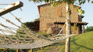 Un edificio de piedra con una estructura de madera al frente.
