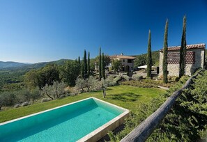 A pool with a clear blue water, surrounded by a grassy area and trees. - Villa Bellamia: A splendid two-story villa surrounded by the greenery, with Free WI-FI. (Bucine)