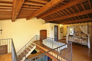 5 bedrooms, iron/ironing board, free WiFi, bed sheets - Villa Campanella: A characteristic and welcoming two-story age-old farm house surrounded by the greenery, with Free WI-FI. (Perugia)
