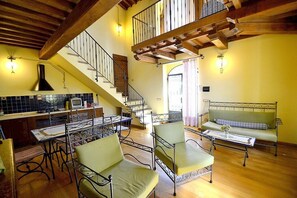 TV, fireplace - Villa Campanella: A characteristic and welcoming two-story age-old farm house surrounded by the greenery, with Free WI-FI. (Perugia)