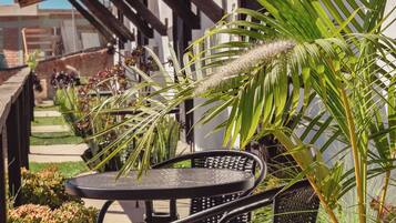 Habitación estándar | Ropa de cama de alta calidad, edredón y tabla de planchar con plancha