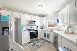 Frigorifero, microonde, forno, piano cottura