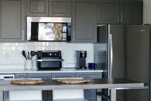 冷蔵庫、電子レンジ、食器洗い機、コーヒー / ティーメーカー