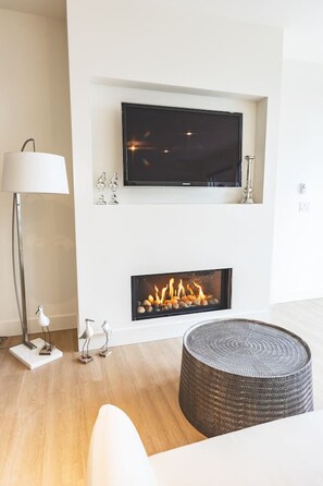 Unclassified image, 4 of 33, button - Executive Studio with Ocean & Mountain Views (Nanaimo)