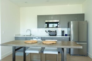 冷蔵庫、電子レンジ、食器洗い機、コーヒー / ティーメーカー