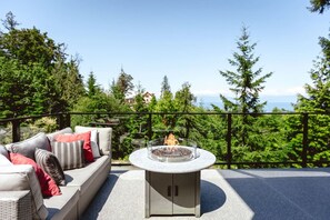 Unclassified image, 2 of 33, button - Executive Studio with Ocean & Mountain Views (Nanaimo)