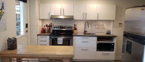 Fridge, oven, stovetop, coffee/tea maker