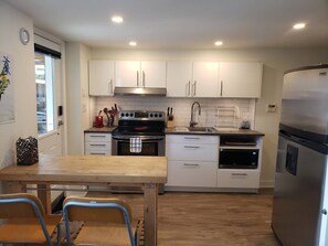 Fridge, oven, stovetop, coffee/tea maker